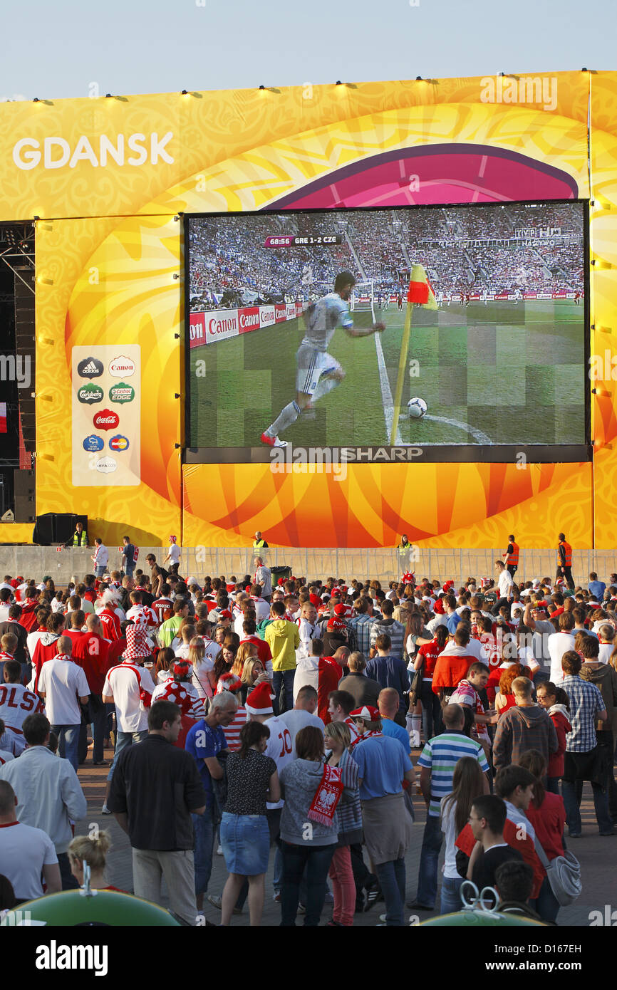 Polish football fans regarder le match pendant l'Euro 2012 à Gdansk, Pologne Banque D'Images