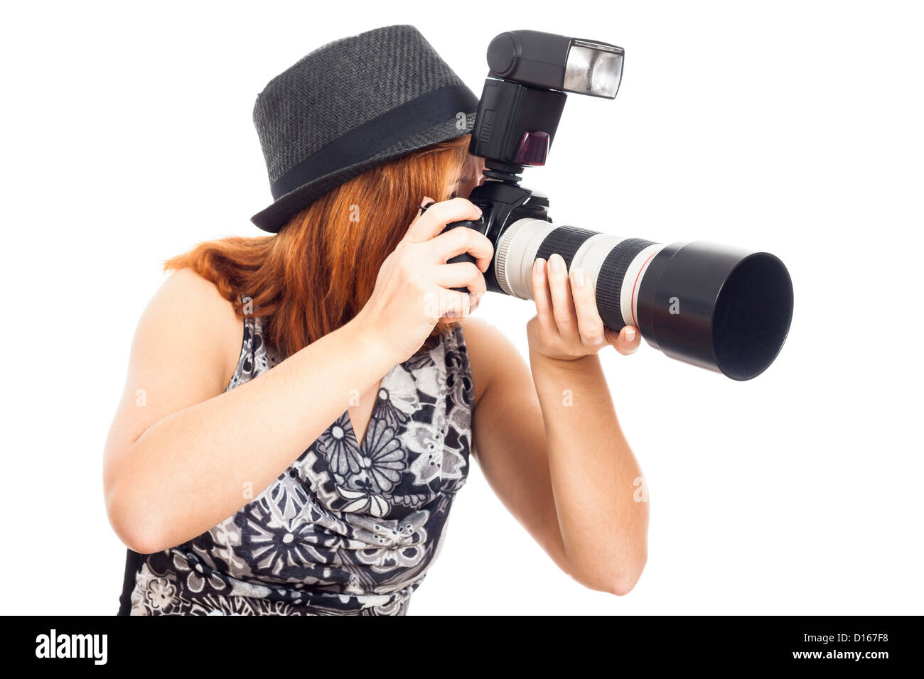 Jeune femme photographe avec appareil photo professionnel, isolé sur fond blanc. Banque D'Images