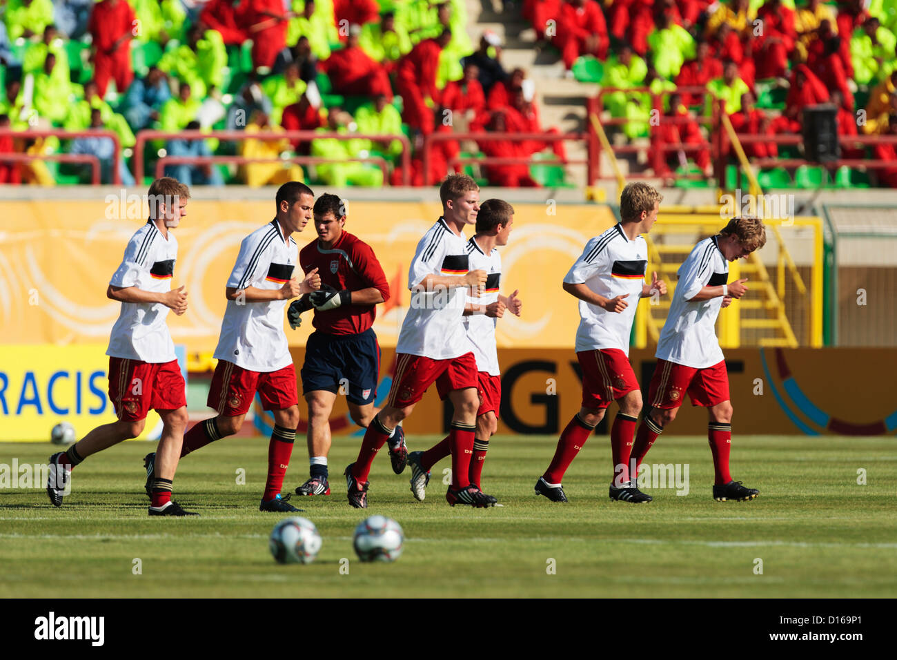 Les joueurs de l'équipe allemande s'échauffent avant le match du Groupe C de la Coupe du monde U-20 de la FIFA 2009 contre les États-Unis au stade Moubarak le 26 septembre 2009 à Suez, en Égypte. Usage éditorial exclusif. Pas de poussée vers l'utilisation d'un appareil mobile. Utilisation commerciale interdite. Banque D'Images
