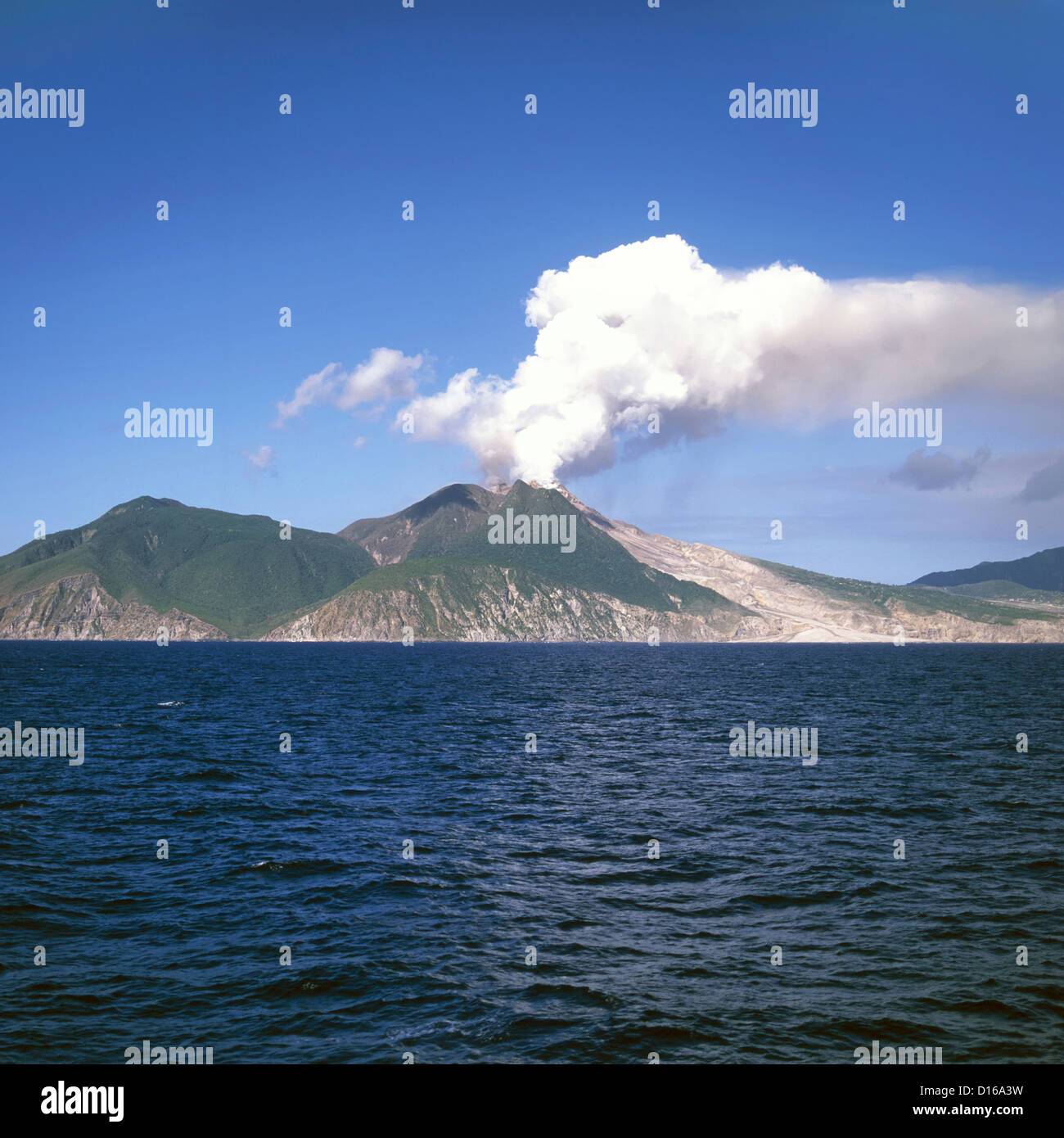 Montserrat fumant le volcan dans les collines de la Soufrière peu de temps après l'éruption en 1997 route de la lave coule dans la mer des Caraïbes maintenant partie de la zone d'exclusion Banque D'Images