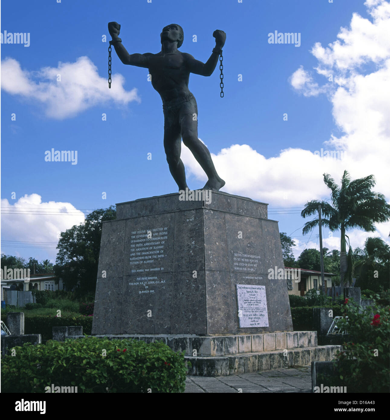 Histoire de l'esclavage émancipation statue de Bussa par le sculpteur barbadien Karl Broodhagen symbolisant la «rupture des chaînes» St Michael Barbade Caraïbes Banque D'Images