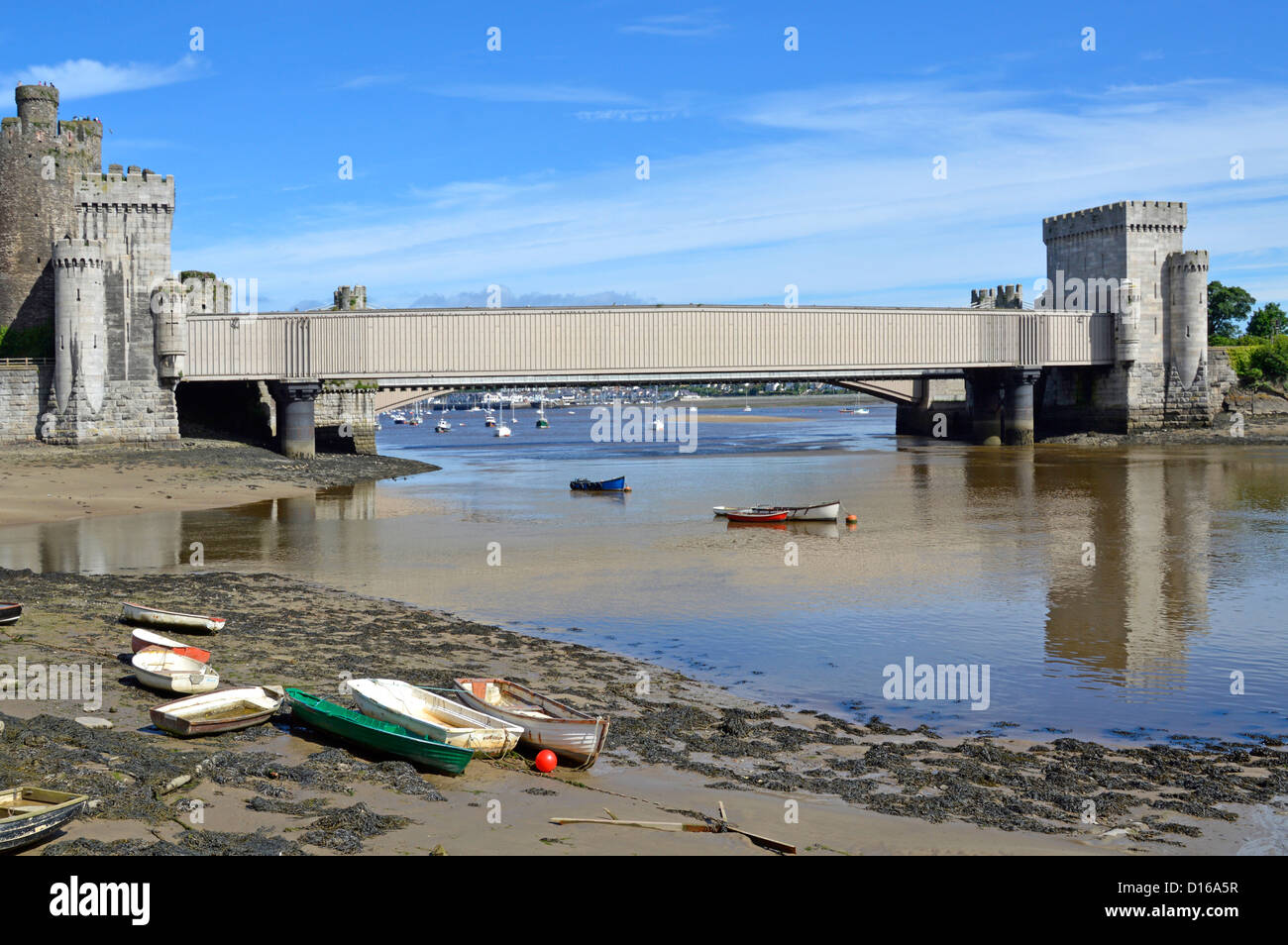 Rivière Conwy à marée basse avec Robert Stephensons pont ferroviaire tubulaire Banque D'Images