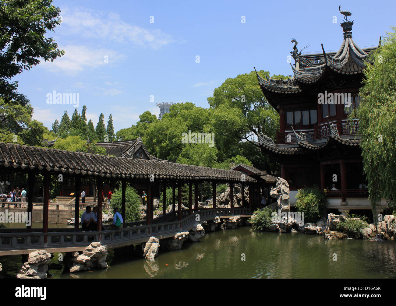 Le pont et le chinois à la maison Jardin Yuyuan de Shanghai, Chine Banque D'Images