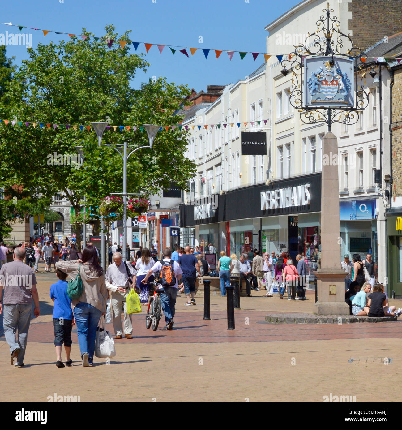 Magasins et magasins très fréquentés, boutiques dans les grandes rues piétonnes Autour de Chelmsford City blason signe sur le ciel bleu Jour jour d'été Essex Royaume-Uni Banque D'Images