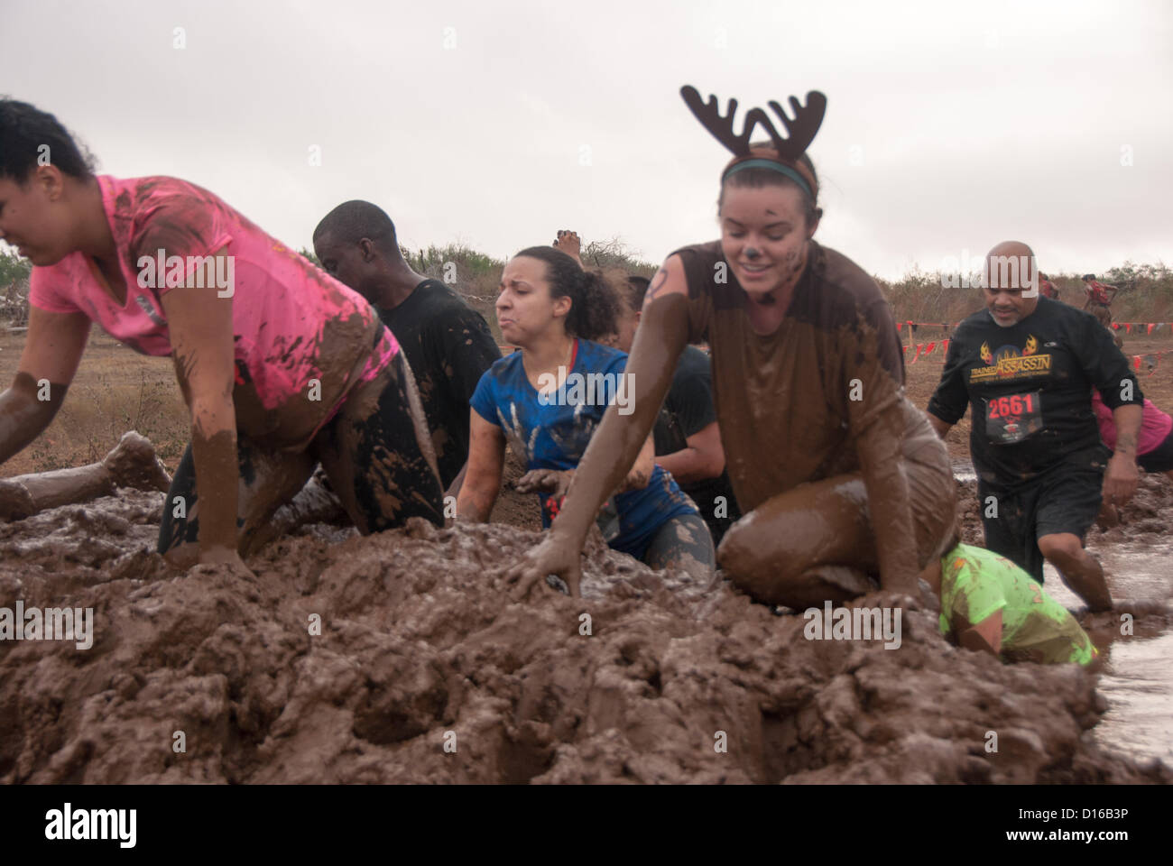 8 décembre 2012 San Antonio, Texas, USA - Les gens rencontrent l'un des nombreux obstacles boue pendant la Gladiator Rock'n courir à San Antonio. Banque D'Images