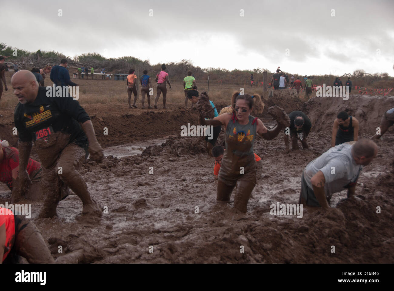 8 décembre 2012 San Antonio, Texas, USA - Les gens rencontrent l'un des nombreux obstacles boue pendant la Gladiator Rock'n courir à San Antonio. Banque D'Images