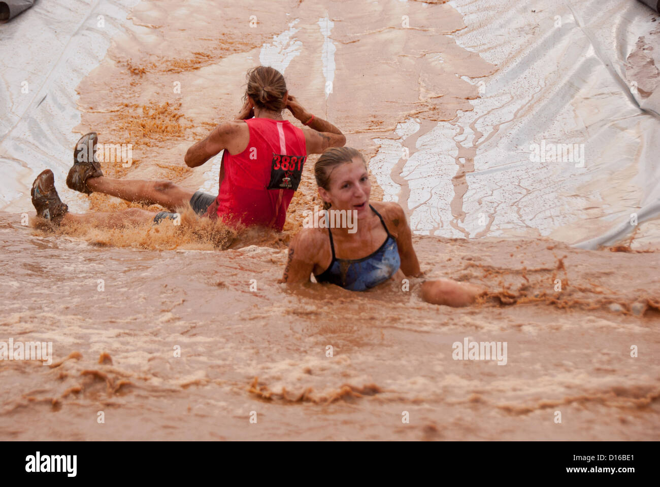 8 décembre 2012 San Antonio, Texas, USA - deux femmes conquérir un obstacle connu sous le nom de 'Skid' pendant le Gladiator Rock'n courir à San Antonio. Banque D'Images