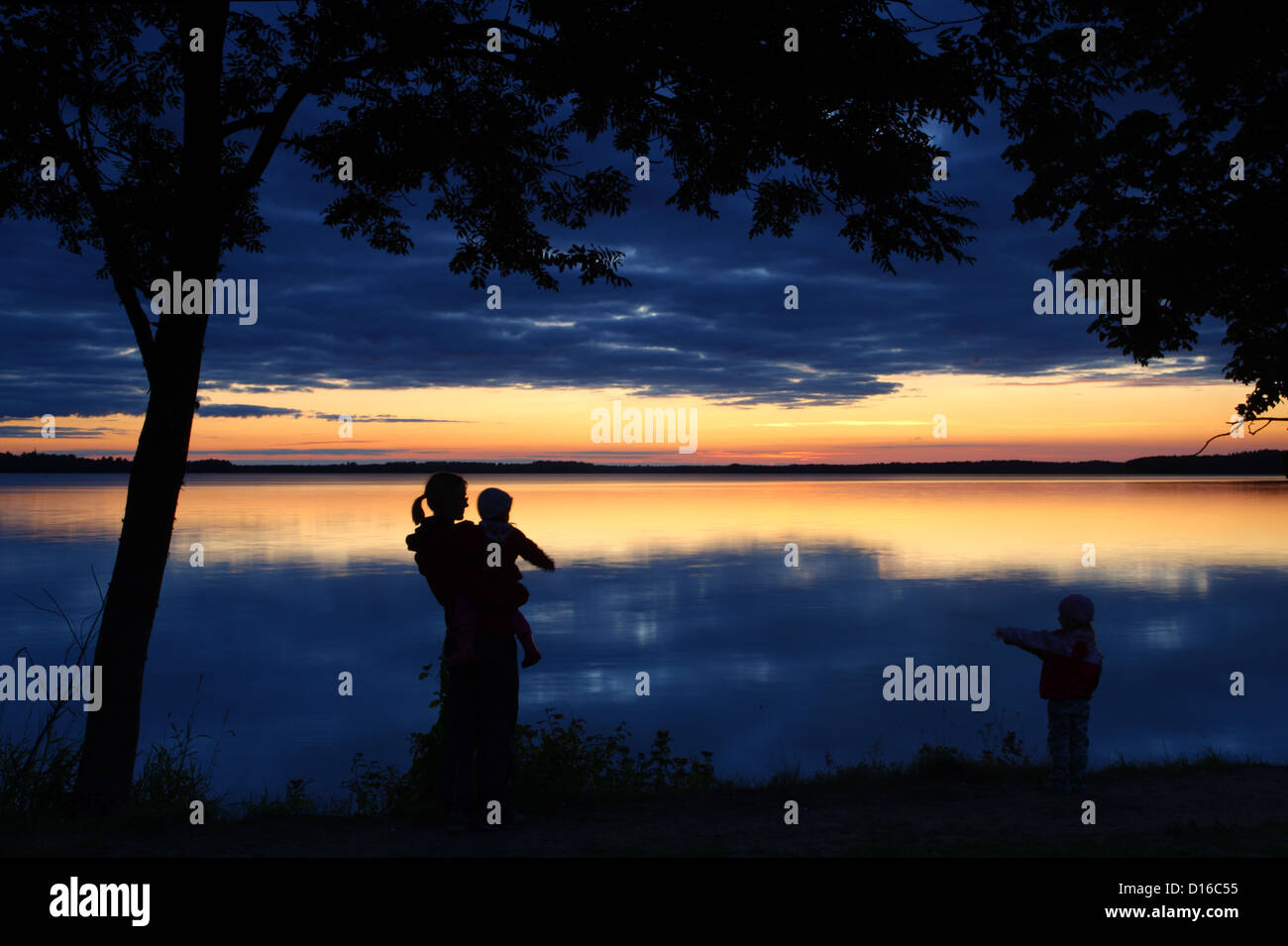 Mère de deux enfants à la recherche sur le lac. Banque D'Images