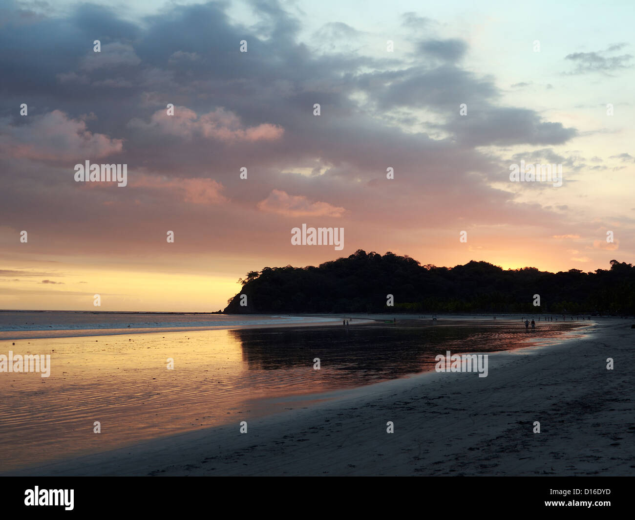 Twilight à Playa Samara, Péninsule de Nicoya, Costa Rica Banque D'Images