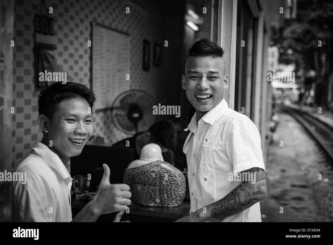 Deux jeunes mâles vietnamiens à Hanoi Vietnam profitez de conversations humoristiques Banque D'Images
