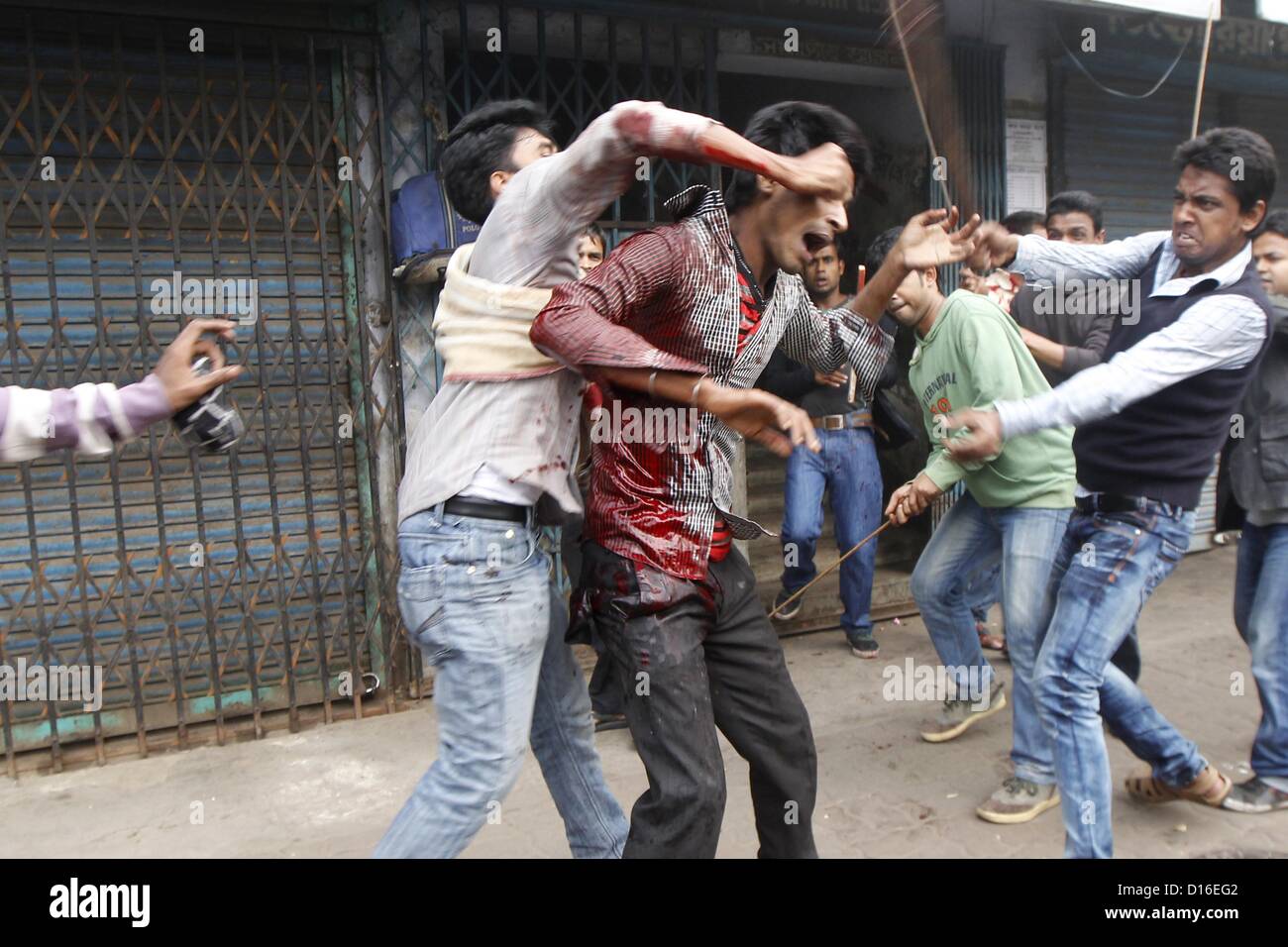 Le 9 décembre 2012 - Dhaka, Bangladesh - 09 décembre 2012, le Bangladesh--Dhak militants BCL armés de barres de fer et de l'arme blanche un jeune poignarder à mort se doutant de lui comme d'un activiste de l'opposition de Sutrapur Dhaka vieux dimanche pendant la route bloquée le dimanche à old Dhaka . La BNP a conduit alliance de l'opposition est l'observation de huit heures de route à l'échelle du pays bloqué. Ils exigent du gouvernement intérimaire de restauration système. Â© Hasan Raja (crédit Image : © Monirul Alam/ZUMAPRESS.com) Banque D'Images