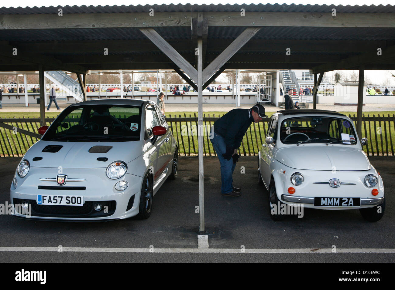 Un moderne Fiat 500 garé à côté de l'original Fiat 500 à une exposition de voiture. Banque D'Images