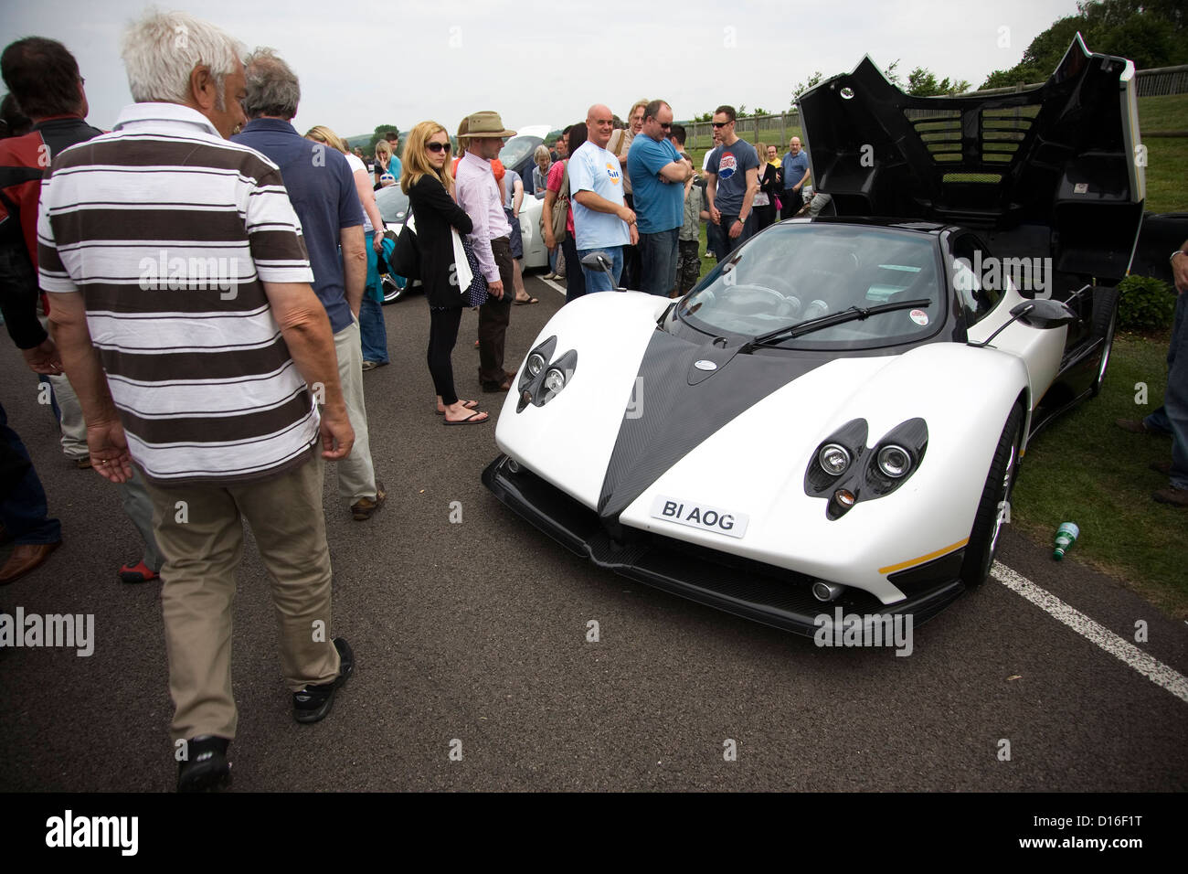 Une foule de personnes regardant une supercar Pagani Zonda r à une exposition de voiture. Banque D'Images