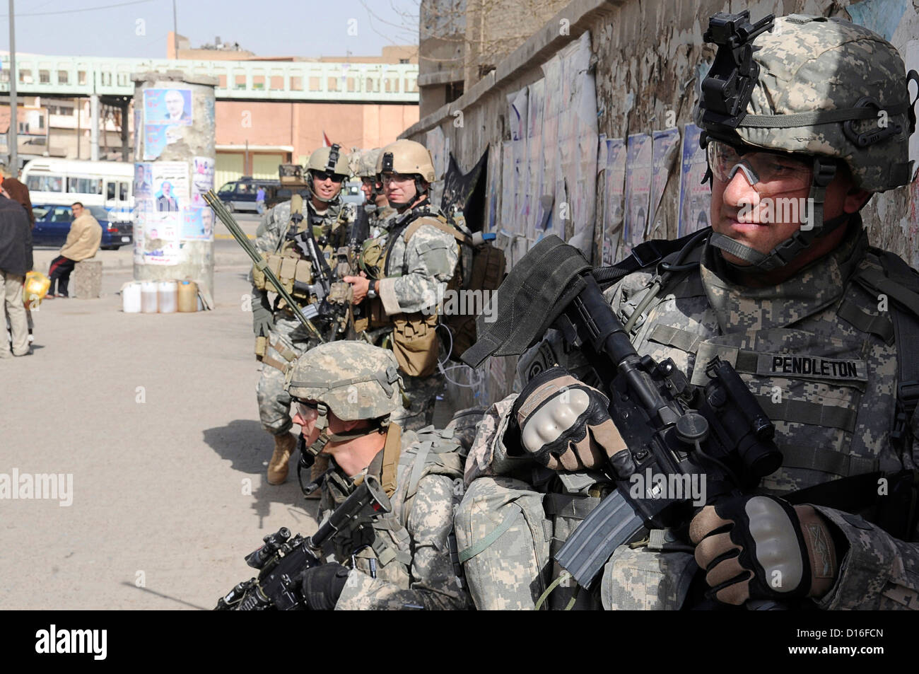 Les soldats de l'Armée US pause lors d'une opération conjointe avec l'armée irakienne, le 28 février 2009 à Rusafa, l'est de Bagdad, Iraq. Banque D'Images