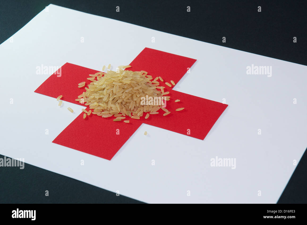 Drapeau de la Croix-Rouge et un tas de riz symbolique Banque D'Images