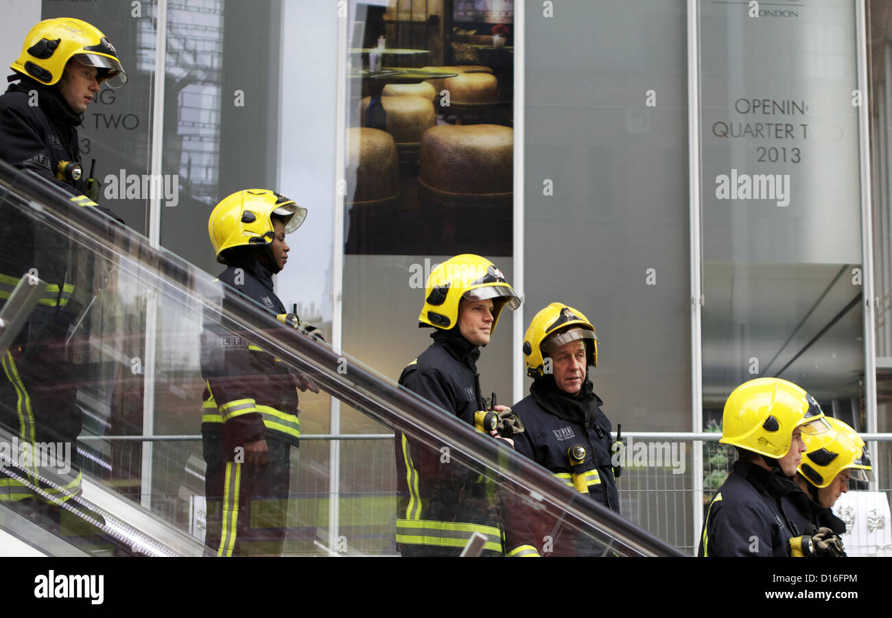 Royaume-uni, Londres. Les membres des services d'urgence d'entreprendre une formation à l'excercie Shard à Londres, 9 décembre 2012, le plus haut bâtiment de l'Europe de l'Ouest. L'exercice comprenait quinze pompiers et autour de 75 pompiers. GEORGE HENTON. Banque D'Images