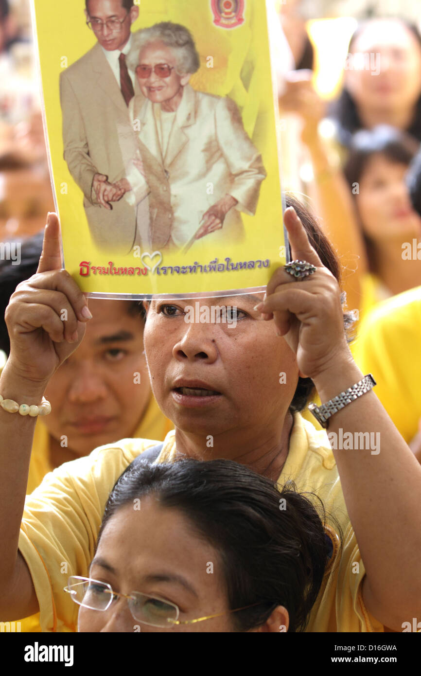 Thai sympathisants tenir portraits de Thaïlande Bhumibol Adulyadej qui se rassemble pour célébrer le 85ème anniversaire Banque D'Images