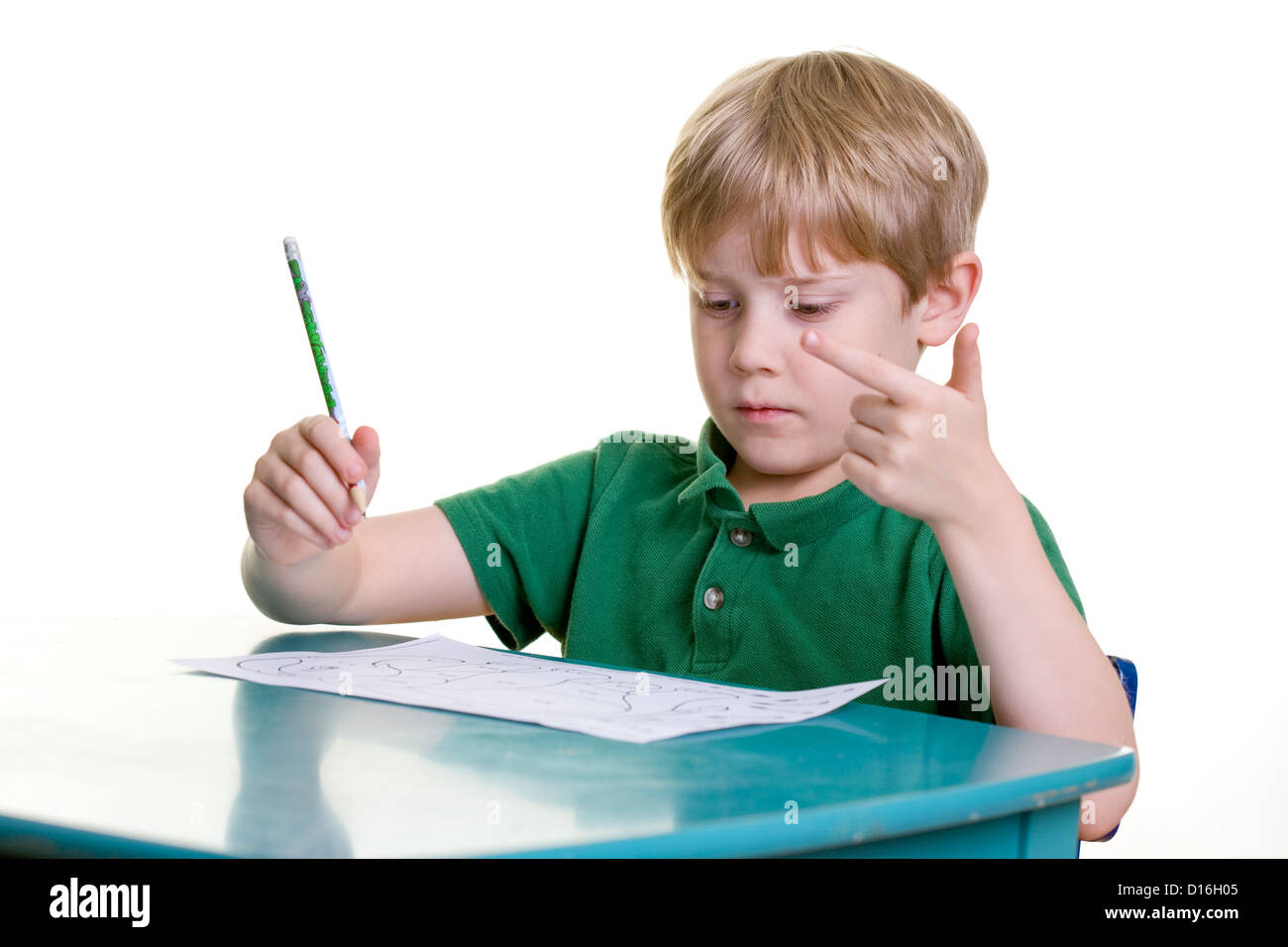 Un enfant fait ses devoirs Banque D'Images