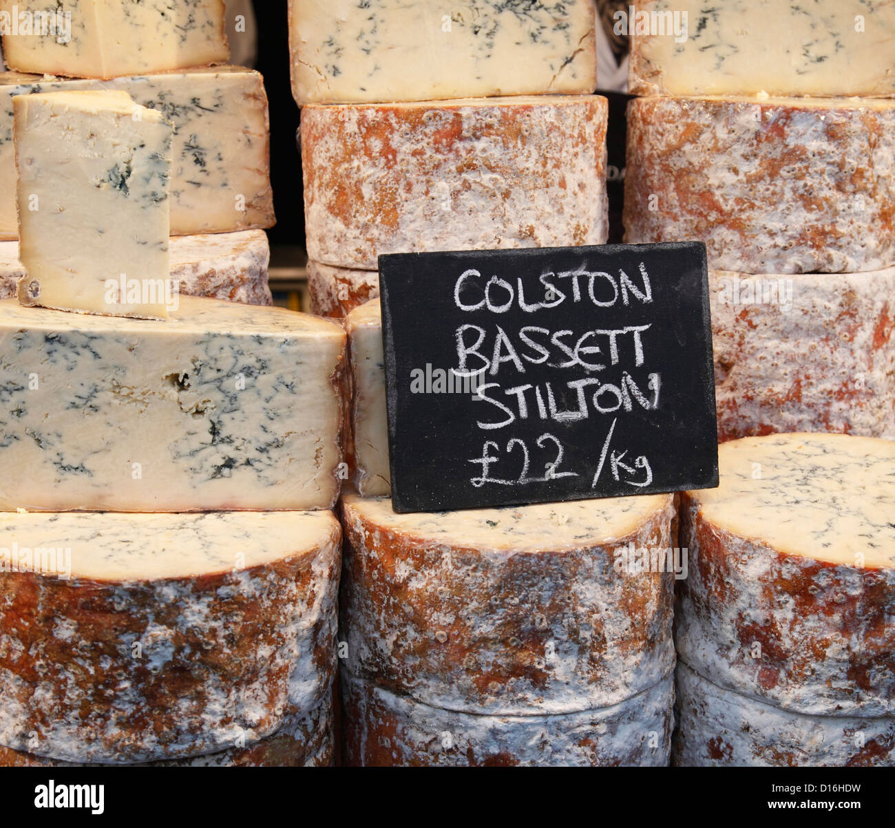 Colston Bassett Stilton cheese sur un étal au Royaume-Uni. Banque D'Images