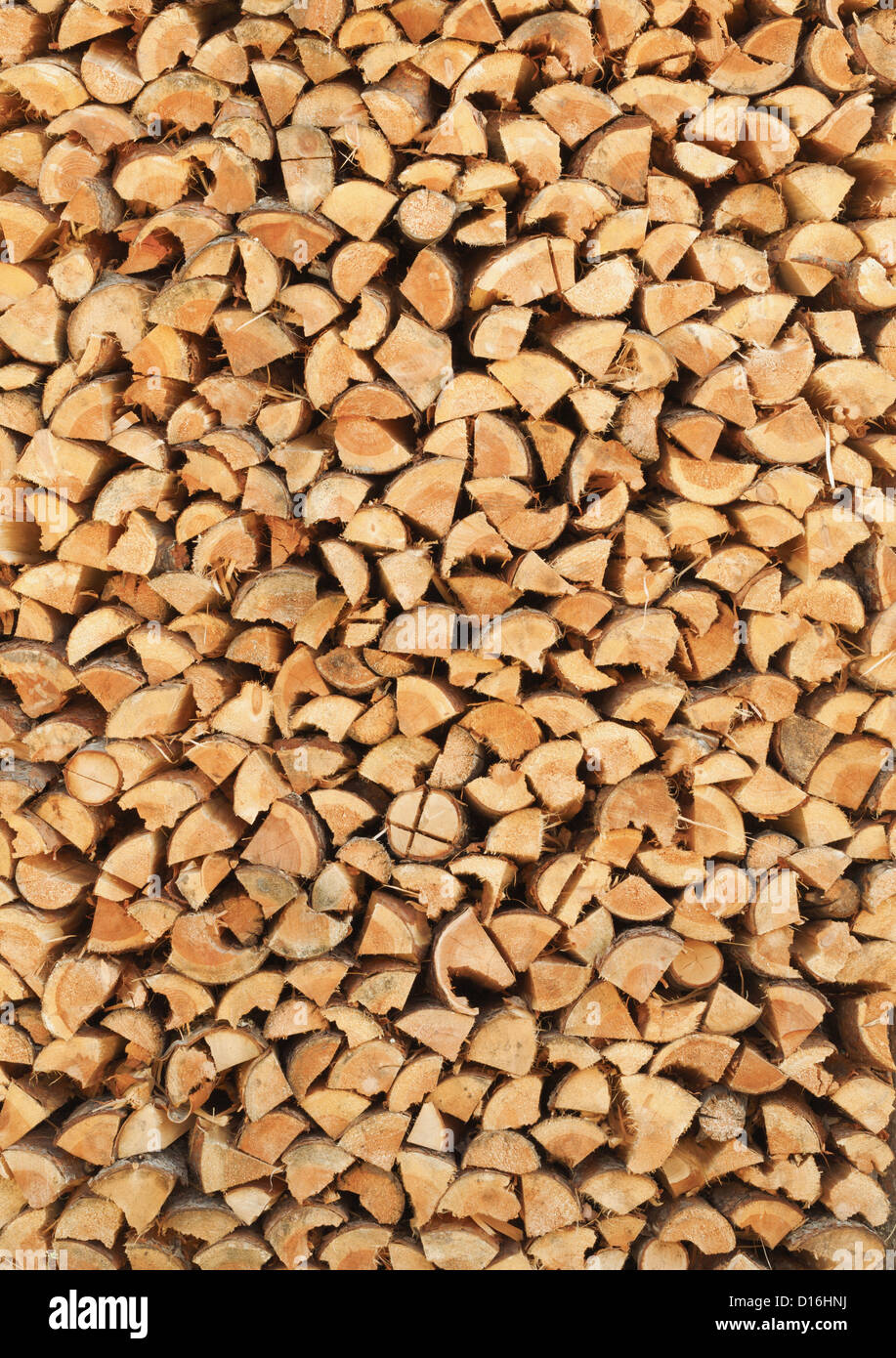 Une pile de bois de chauffage de bouleau - un fond vertical naturel Banque D'Images