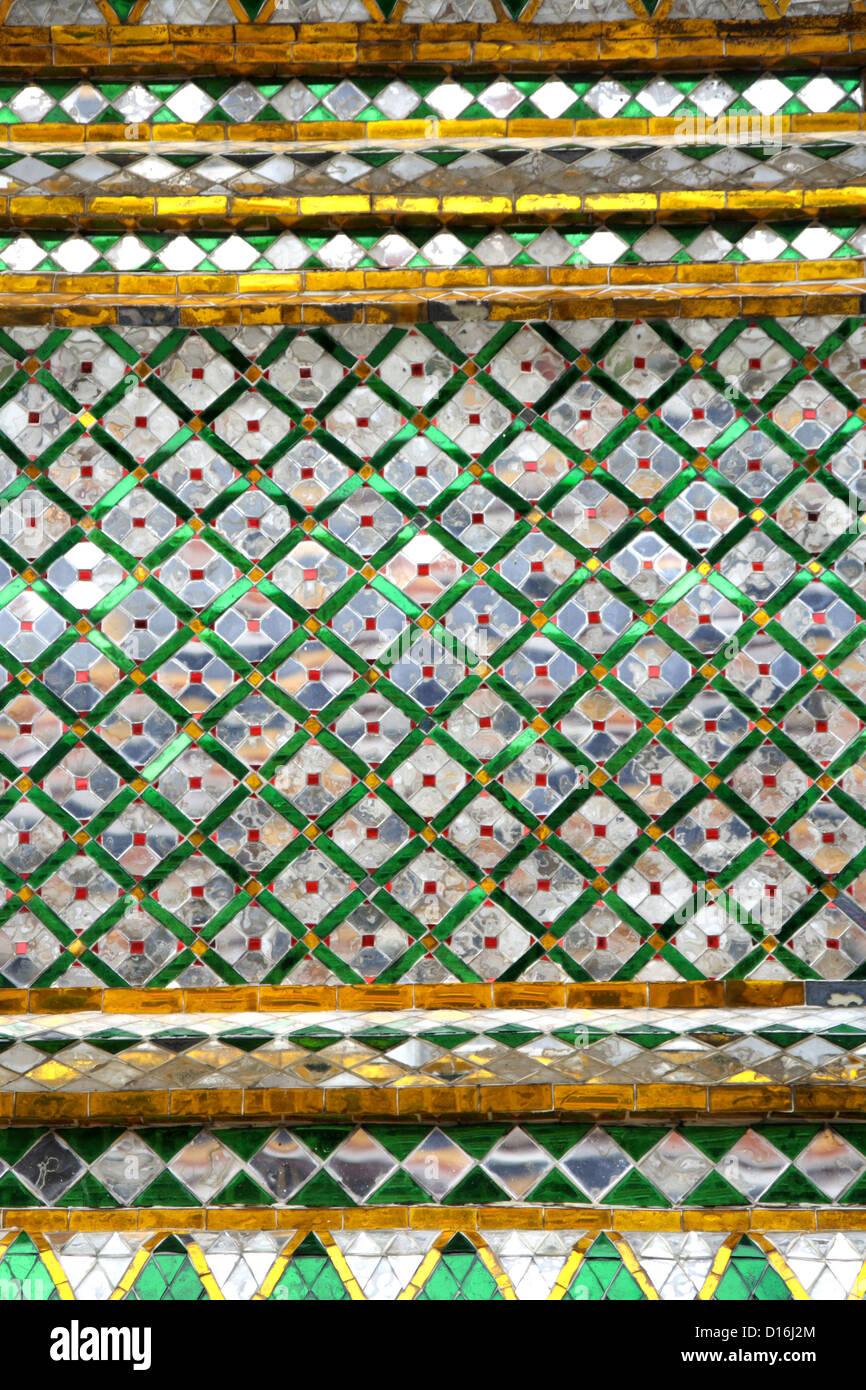 Les carreaux de céramique d'art sur le mur du temple au temple du Grand Palais à Bangkok Banque D'Images