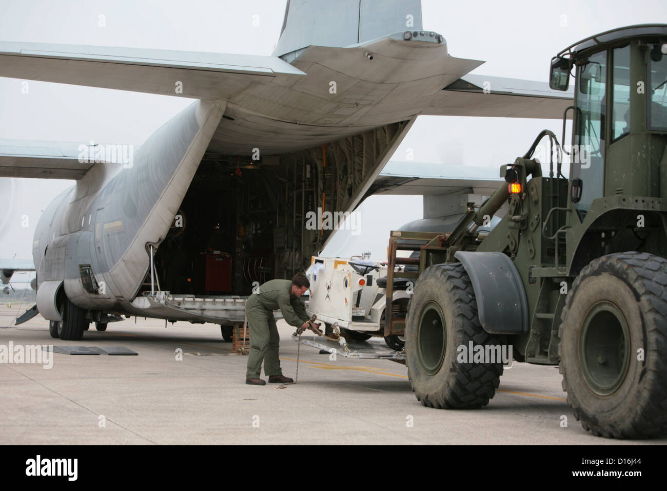 Marines charger un KC-130J Hercules au Marine Corps Air Station de Futenma à destination de la République des Philippines le 8 décembre Banque D'Images