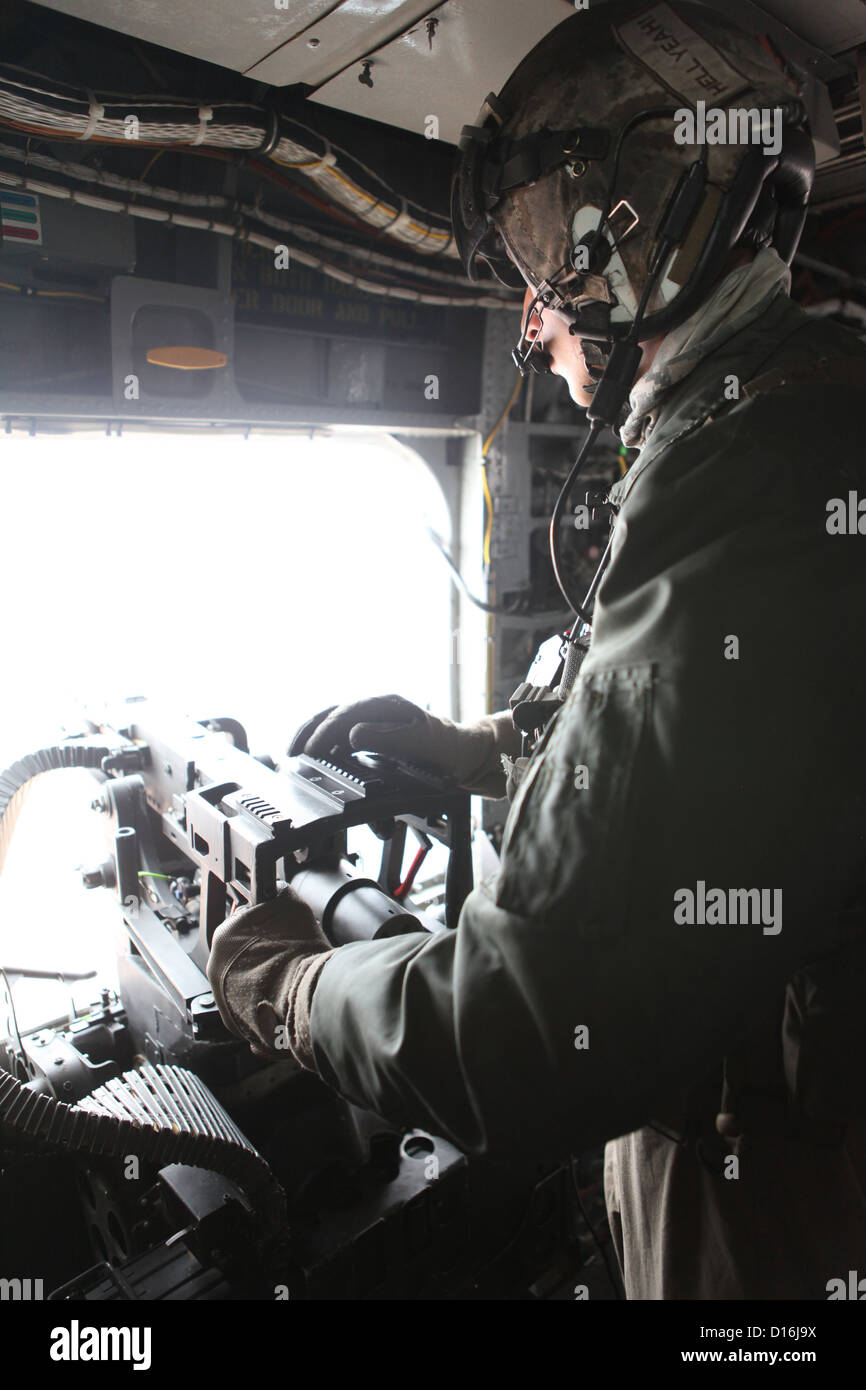 U.S. Marine Corps Jacob D. Reed, porte droite gunner Marine avec l'Escadron d'hélicoptères lourds (HMH), 361 aéronefs maritimes Groupe 16, 3rd Marine Aircraft Wing (avant), fournit de l'air en plus de la province de Helmand, Afghanistan, décembre 7, 2012. HMH-361 mené Oper Banque D'Images