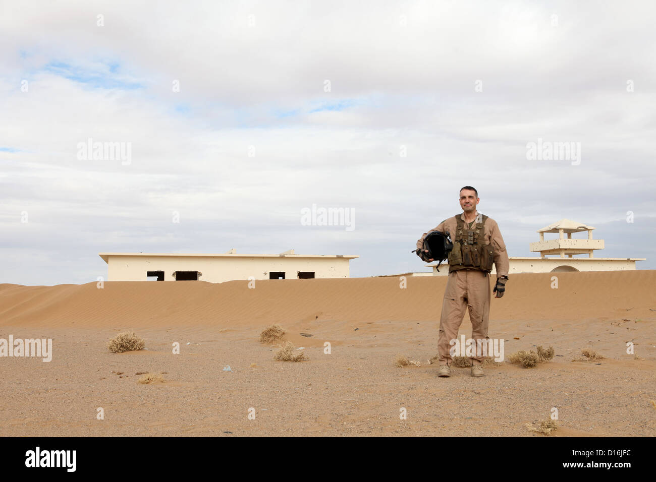 Le Lieutenant-colonel du Corps des Marines américain Jay M. Holtermann, commandant de l'Escadron d'hélicoptères lourds Marine (HMH), 361 aéronefs maritimes Groupe 16, 3rd Marine Aircraft Wing (avant), arrive au Camp Rhino, province de Helmand, Afghanistan, 7 décembre 2012. Plomb Holtermann Banque D'Images