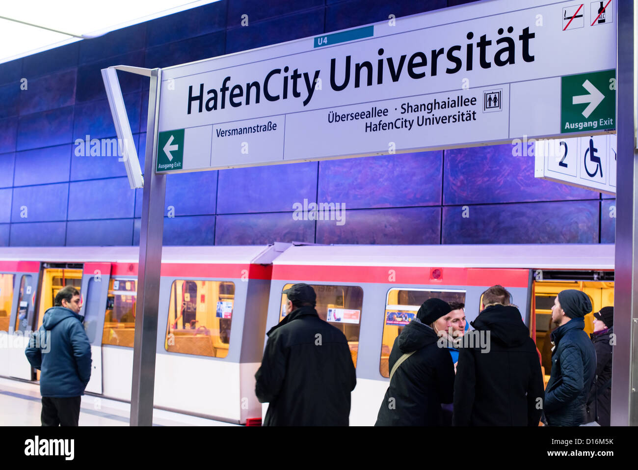 Les passagers sont d'abord à l'aide de la nouvelle station de métro "Hafencity University" à Hambourg Hafencity à Hambourg en décembre 2,2012 Banque D'Images