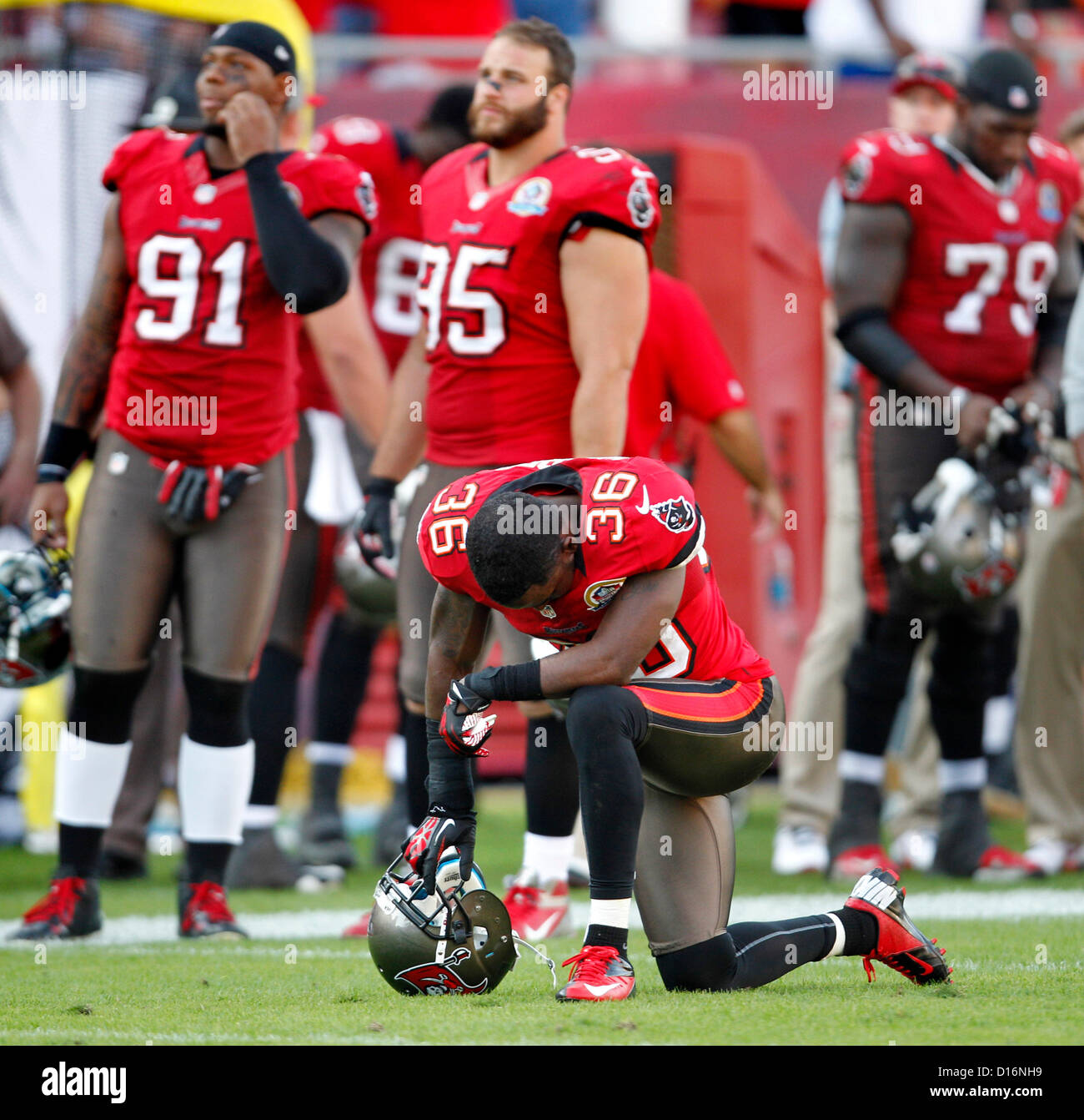 Le 9 décembre 2012 - Tampa, Floride, États-Unis - Tampa Bay Buccaneers évoluait évoluait Danny Gorrer (36) prend un genou que son équipe a l'air à l'avant qu'il touche en attendant de savoir si l'appel se tient après la Philadelphia Eagles semblent marquer le touchdown gagnante du jeu sur une passe courte par Eagles quarterback Nick Foles (9) pour le receveur Jeremy Maclin (18) avec deux secondes qui restent dans le jeu chez Raymond James Stadium de Tampa le dimanche (12/9/12). Le jeu a été confirmé et le Bucs perdu avec un score final de 23 à 21. (Crédit Image : © Dirk Shadd/Tampa Bay Times/ZUMAPRESS.com) Banque D'Images