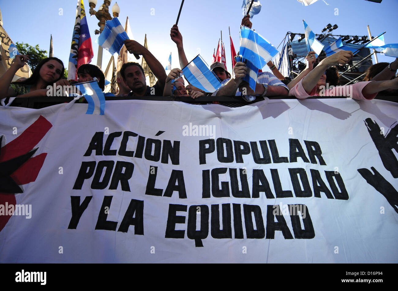 Le 9 décembre 2012 - Buenos Aires, Argentine - Des centaines de milliers d'Argentins célébrer la démocratie et les droits de l'homme 24. La célébration, un méga festival en centre-ville de Buenos Aires, Cristina Fernandez de Kirchner est gouvernement du réponse à dernier mois de casseroles et pots de démonstrations. En anglais la bannière indique 'action populaire pour l'égalité et l'équité." (Crédit Image : © Patricio Murphy/ZUMAPRESS.com) Banque D'Images