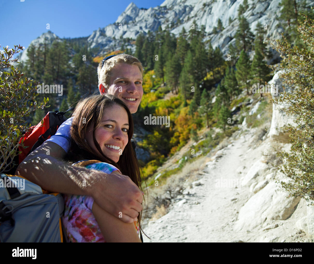 Couple sur le Mt. Whitney sentier dans la partie Est de la Sierra en Californie à l'automne Banque D'Images