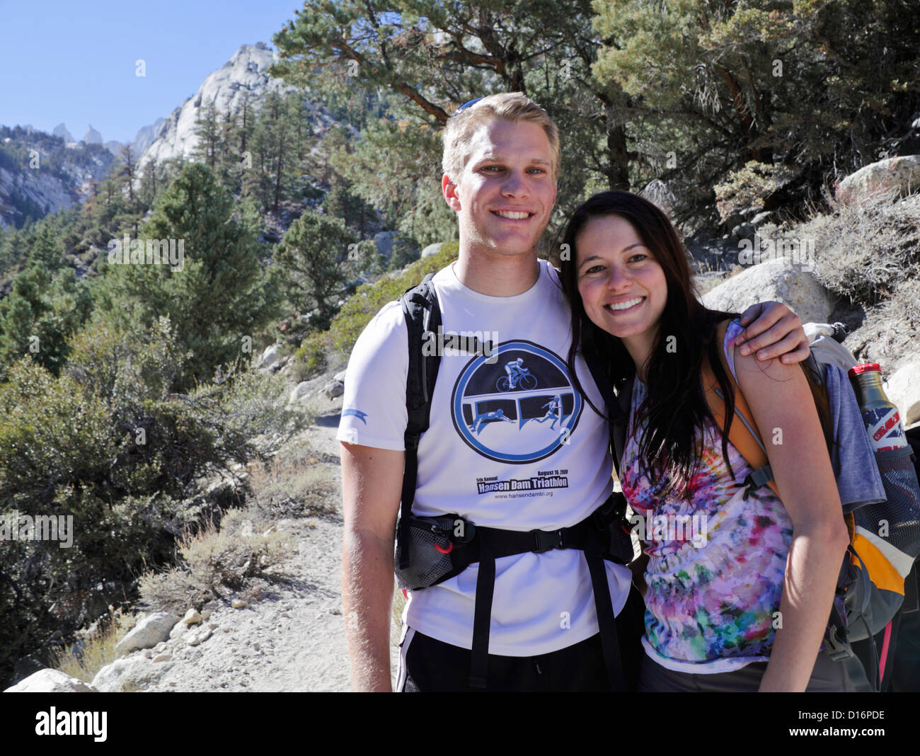 Couple sur le Mt. Whitney sentier dans la partie Est de la Sierra du nord de la Californie Banque D'Images
