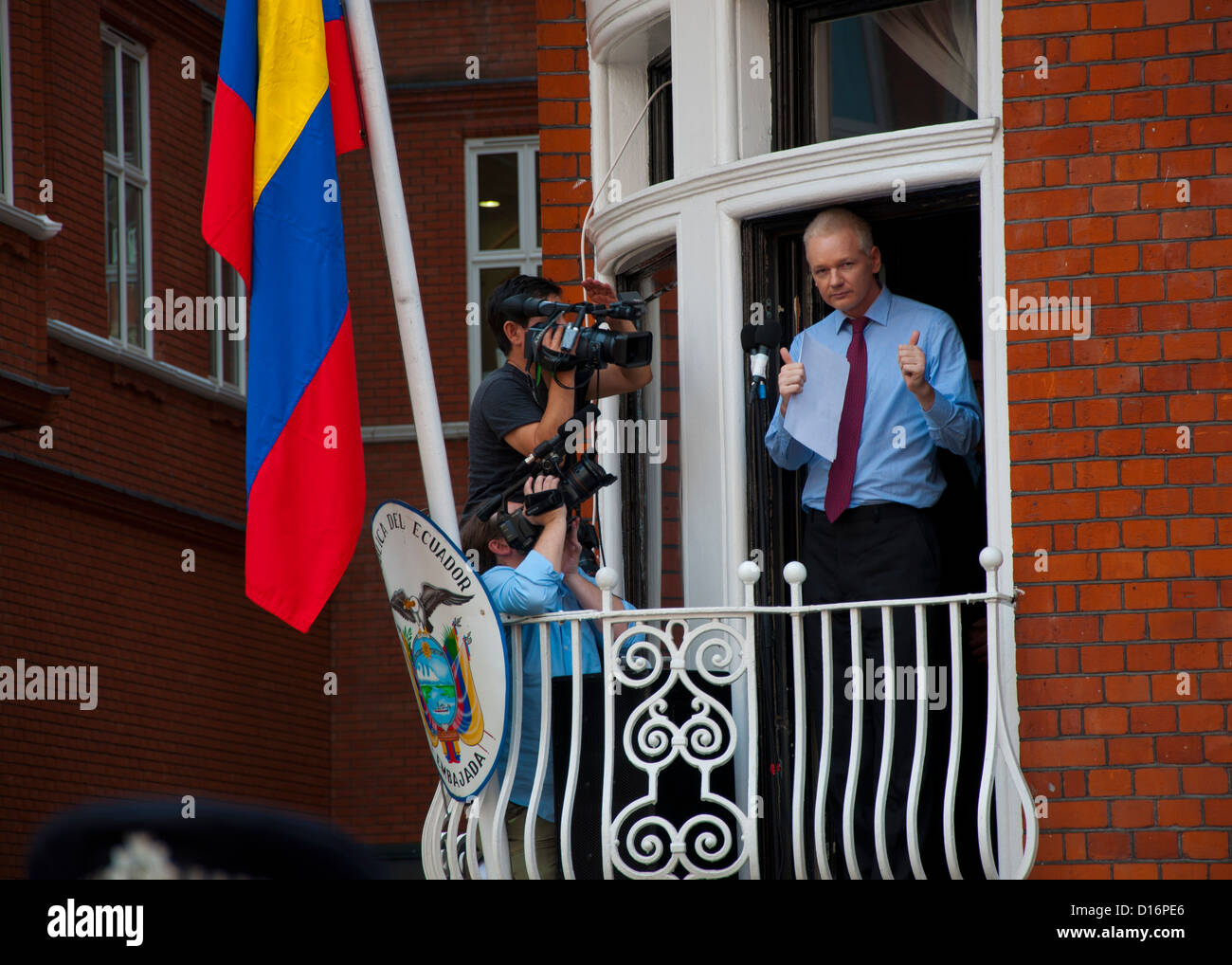 L'éditeur de Wikileaks Julian Assange rend une adresse depuis le balcon de l'ambassade d'Equateur à Londres où il cherche refuge Banque D'Images