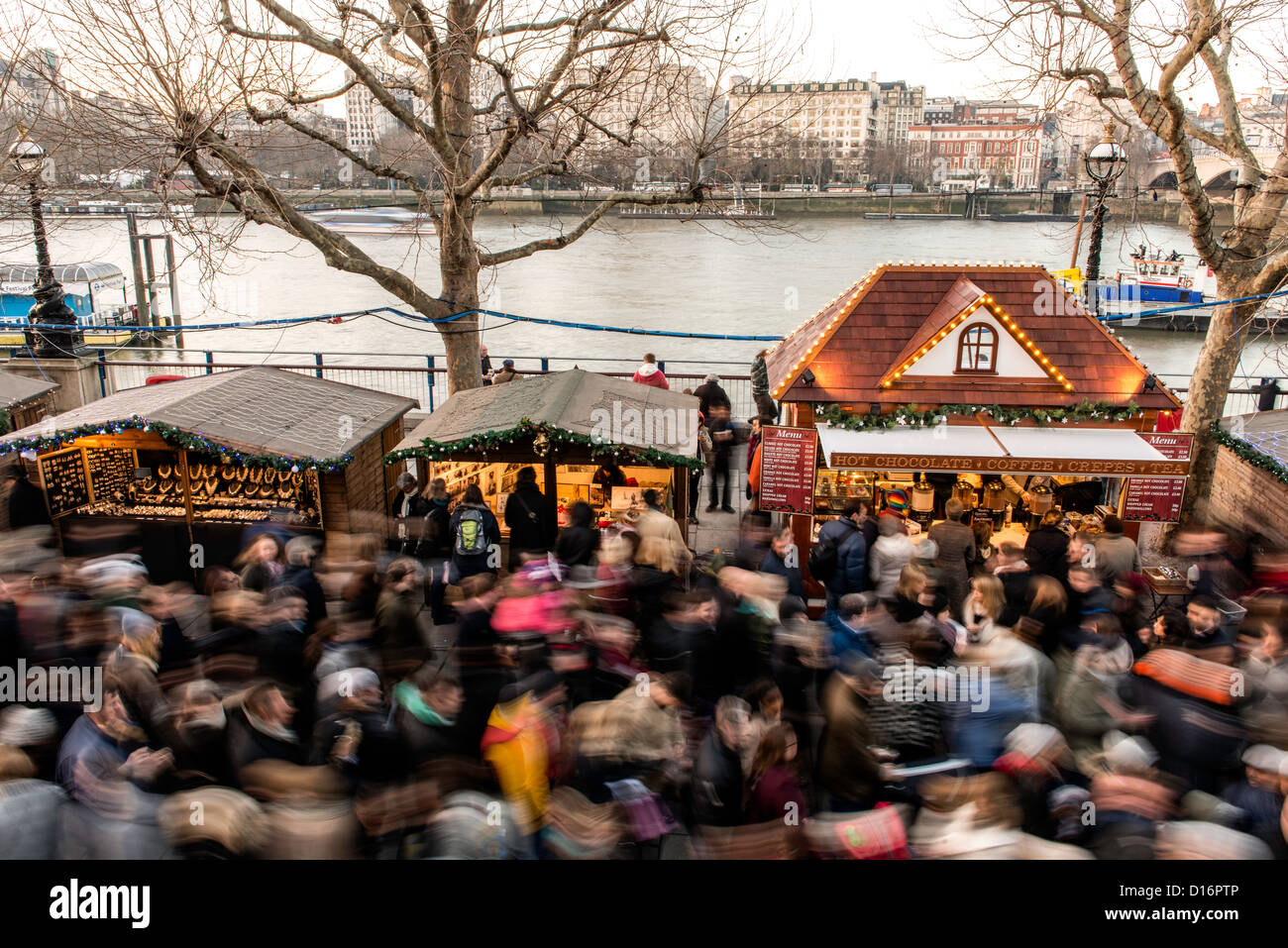 Des gens qui font des achats de Noël dans la région de South Bank London Angleterre Grande-bretagne UK Banque D'Images