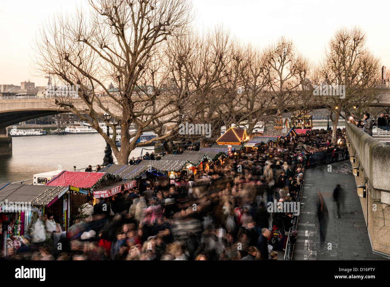 Des gens qui font des achats de Noël dans la région de South Bank London Angleterre Grande-bretagne UK Banque D'Images