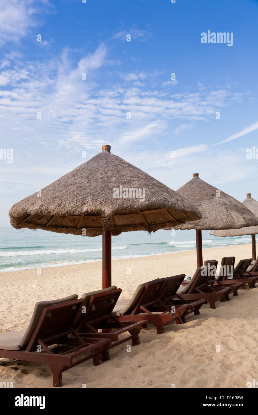 Les transats et parasols au bord de la mer. Banque D'Images