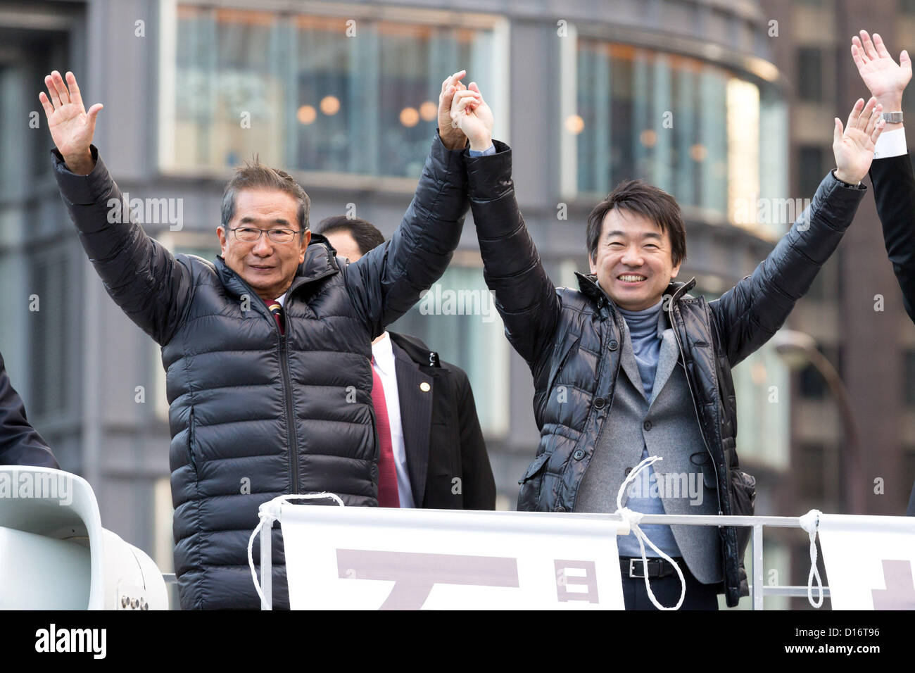 Le 9 décembre 2012, Tokyo, Japon - Tokyo ancien employé. Shintaro Ishihara, à gauche, les vagues d'une foule d'électeurs alors qu'il livre son message dans un rassemblement en face de la gare de Tokyo, le dimanche 9 décembre 2012, dans sa campagne pour l'élection générale du 16 décembre. Un récent sondage a montré le parti de la restauration du Japon fondée par le maire d'Osaka Toru Hashimoto, droite, et dirigée par Ishihara, qui se présente pour un siège à la chambre basse de la diète, suivi de près par le Parti libéral-démocrate la plus favorisée de l'ancien Premier ministre Shinzo Abe. (Photo de bla) Banque D'Images