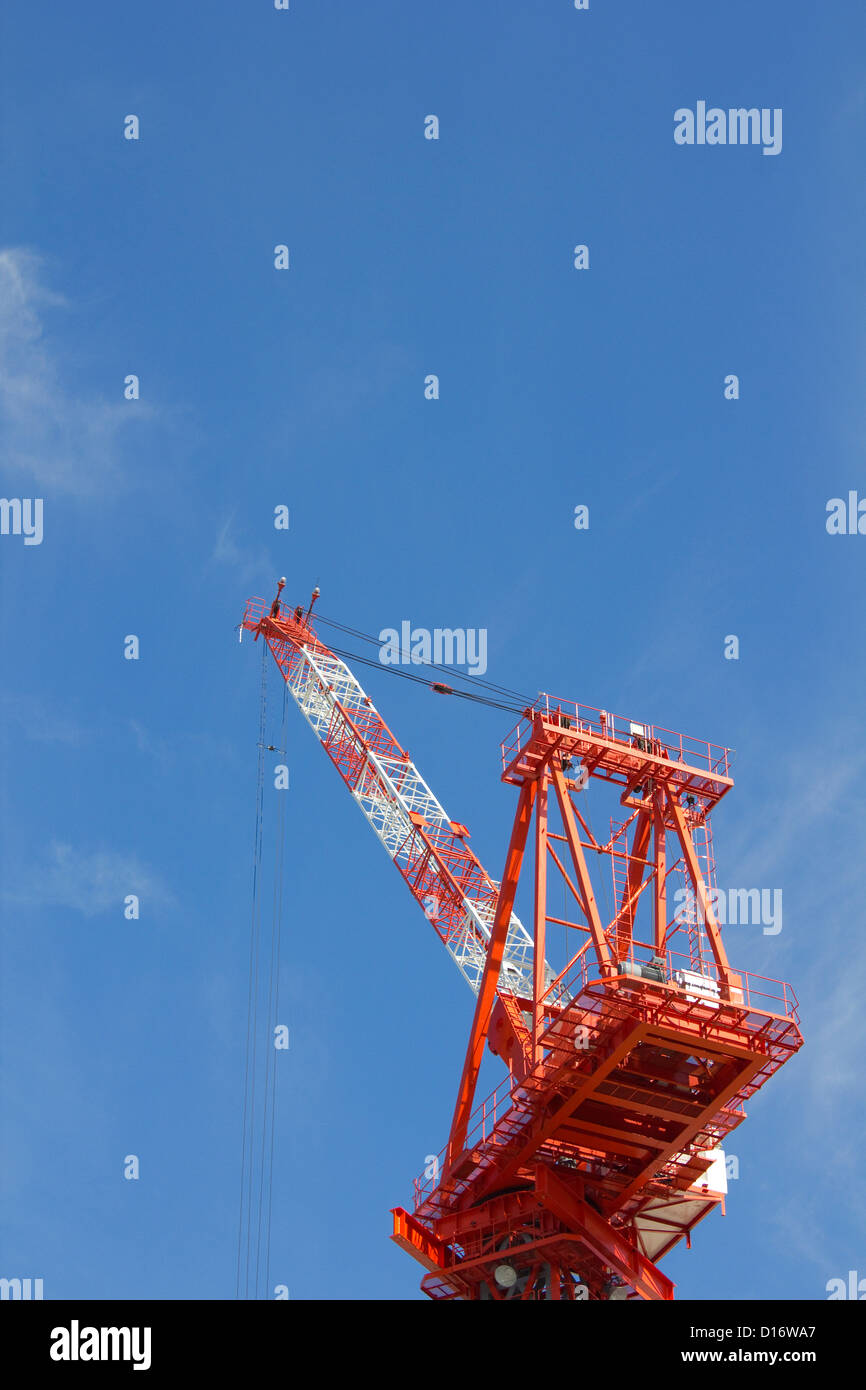 Grue de construction contre le ciel bleu Banque D'Images