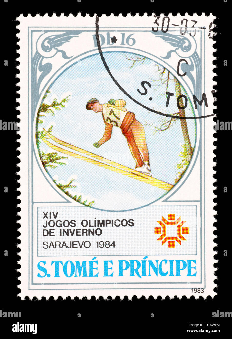 Timbre-poste de Saint Thomas et Prince représentant un cavalier de ski, délivrés pour les Jeux Olympiques d'hiver de 1984 à Sarajevo. Banque D'Images