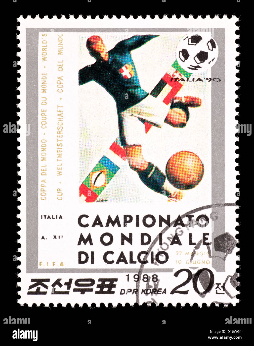 Timbre-poste à partir de la Corée du Nord représentant un joueur de football, émis pour la Coupe du Monde de Football 1990 en Italie. Banque D'Images
