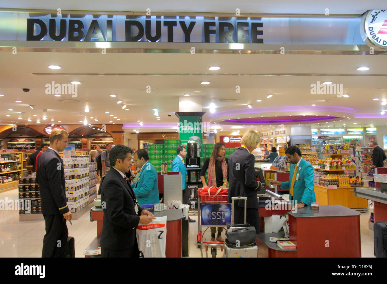 Dubai eau,Émirats Arabes Unis,aéroport international de Dubaï,porte,terminal,voyageurs,passagers passagers motards,Dubai Duty Free,shopping shopper Banque D'Images