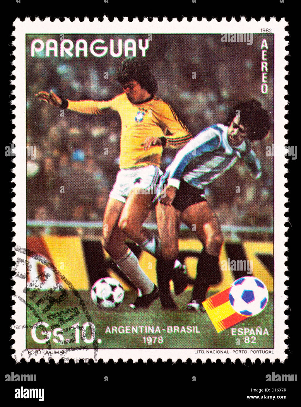 Timbre du Paraguay représentant des joueurs de football, émis pour la Coupe du Monde de Football 1982 en Espagne. Banque D'Images