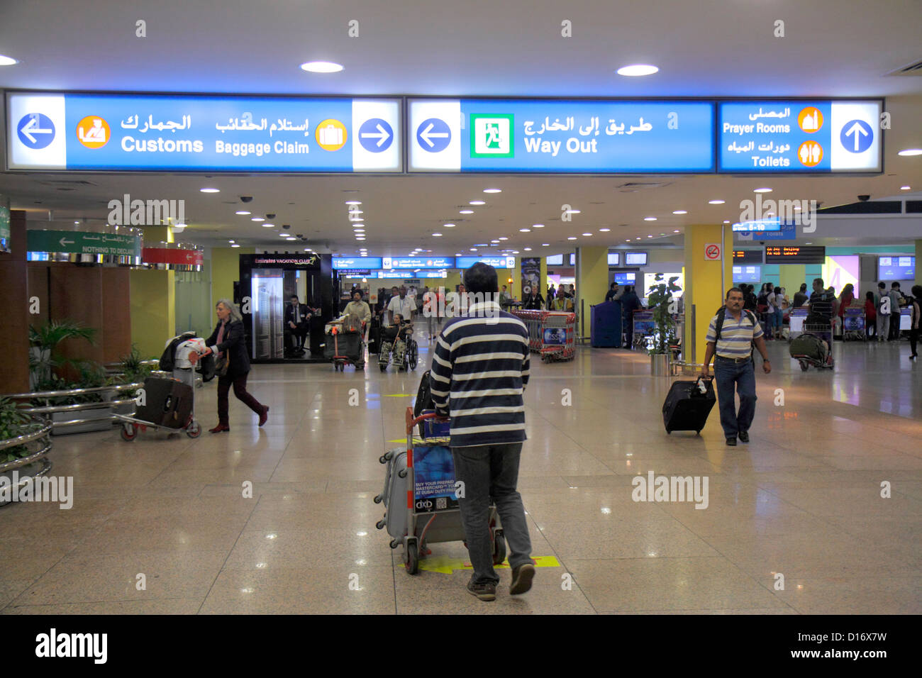 Dubai eau,Emirats Arabes Unis,Dubai International Airport,porte,terminal,arrivée,voyageurs,passagers passagers rider riders,panneau,flèches,directions,b Banque D'Images