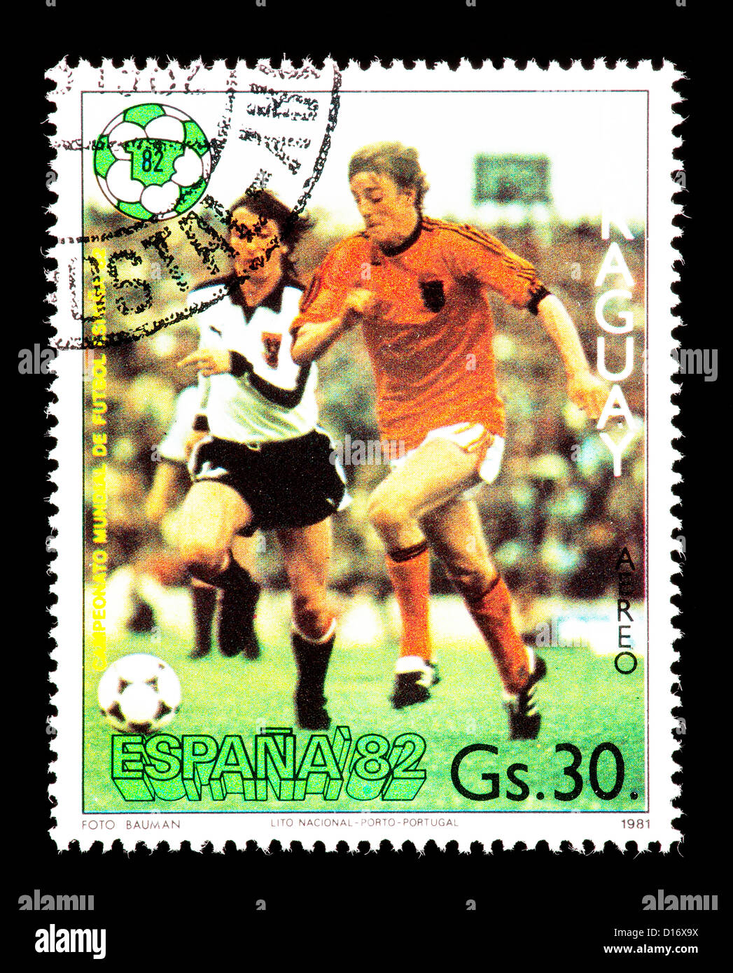 Timbre du Paraguay représentant des joueurs de football, émis pour la Coupe du Monde de football 1982 en Espagne. Banque D'Images