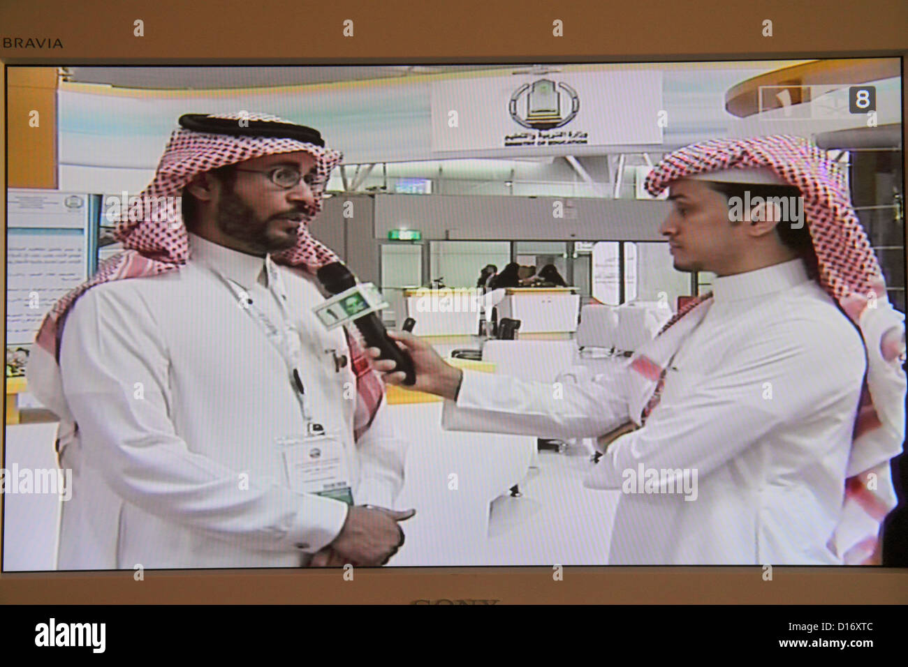 Dubai eau,Emirats Arabes Unis,câble,télévision,set,TV,écran,moniteur,musulman ethnique homme hommes adultes,arabe,Bedouin,keffiyeh,thawb,peignoir,local n Banque D'Images