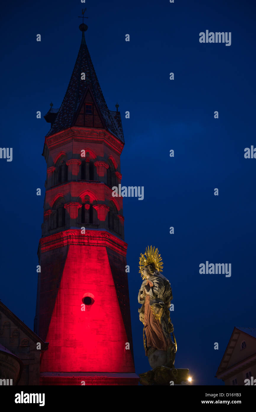 Johanniskrichturm beleuchtet beim Weihnachtsmarkt im Vordergrund Madonna mit Banque D'Images