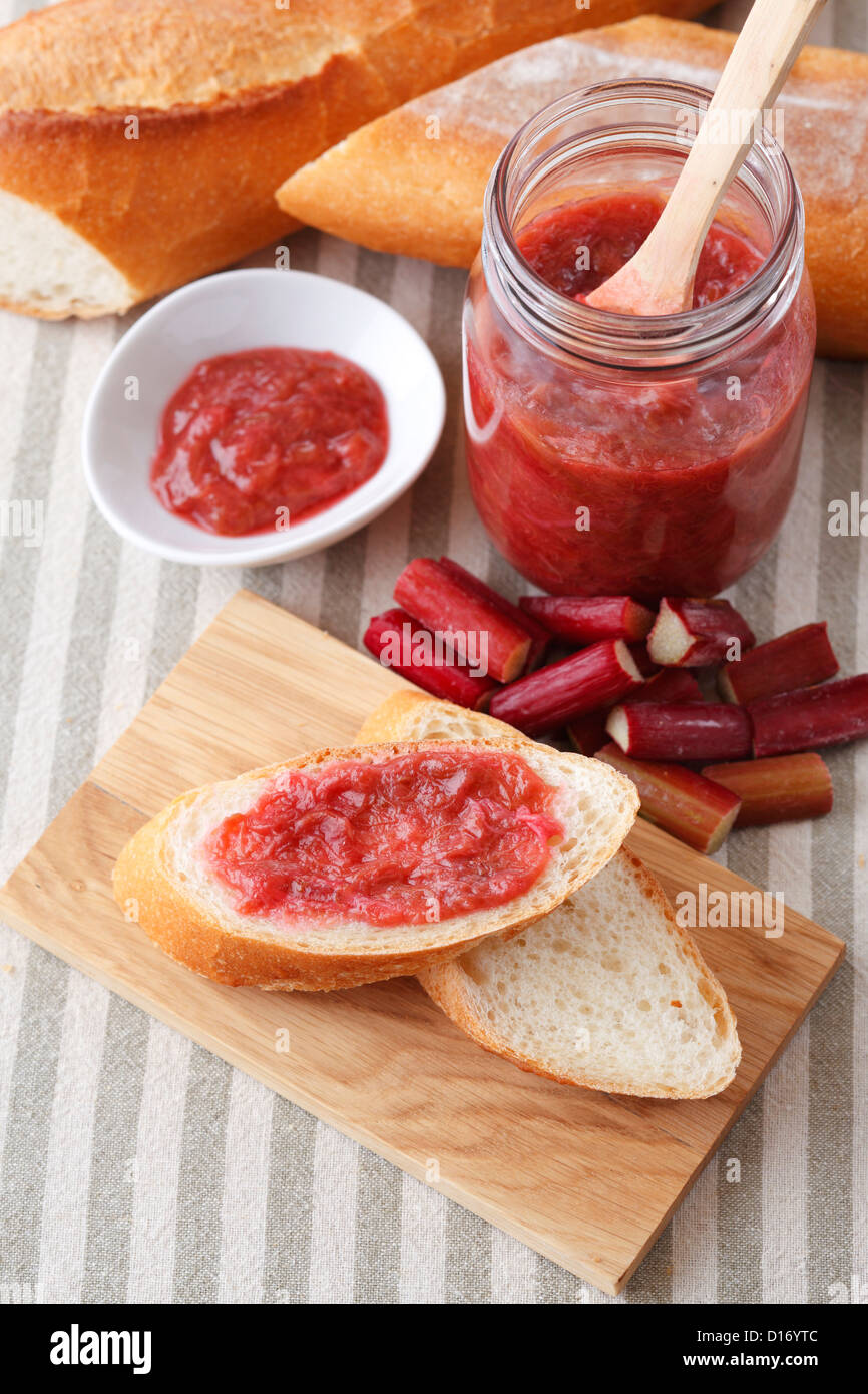 Confiture de rhubarbe rouge et les tranches de pain français Banque D'Images