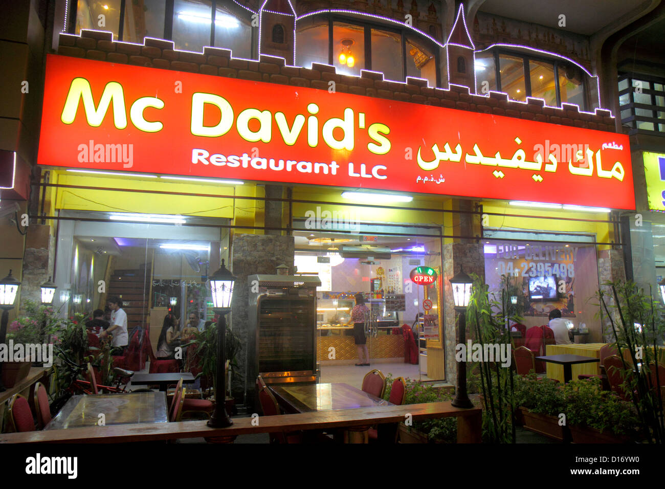 Dubai eau,Émirats Arabes Unis,Deira,Al Rigga,Al Rigga Road,shopping shopper shoppers magasins marché achats vente, magasin de détail magasins bus Banque D'Images