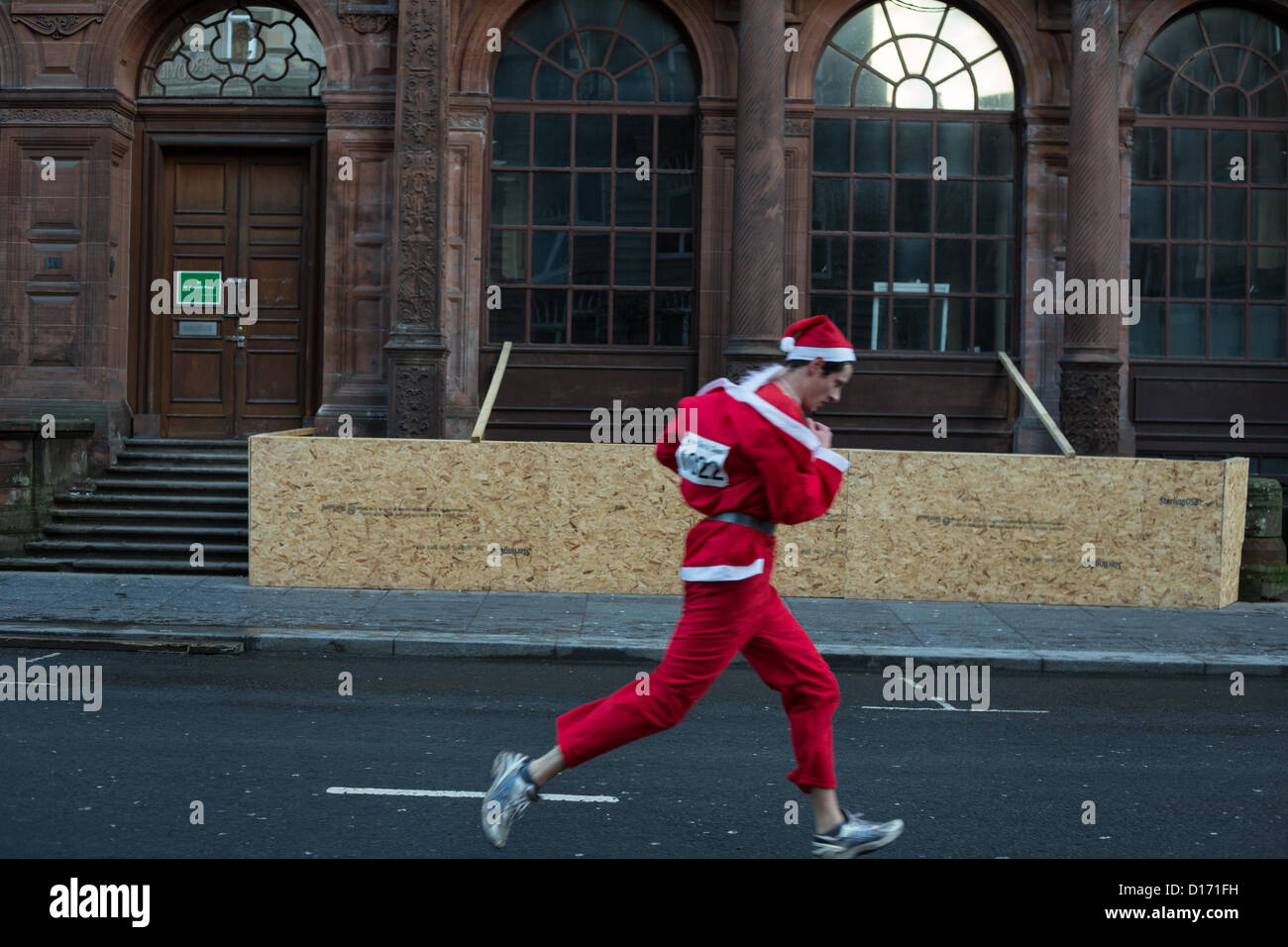 2 400 personnes s'engagent a 5km course habillée en père, dans une course annuelle connue sous le nom de Santa Dash, à Glasgow, Ecosse, dimanche 9 décembre 2012. Banque D'Images